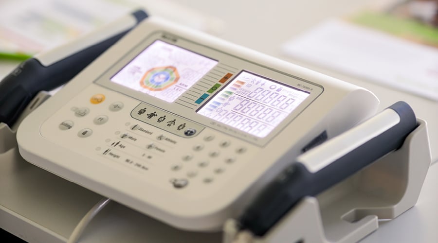 Zum Barmer Gesundheitstag - Eine Nahaufnahme eines medizinischen Analysegeräts mit zwei Displays, zahlreichen Tasten und zwei seitlich angebrachten Handgriffen